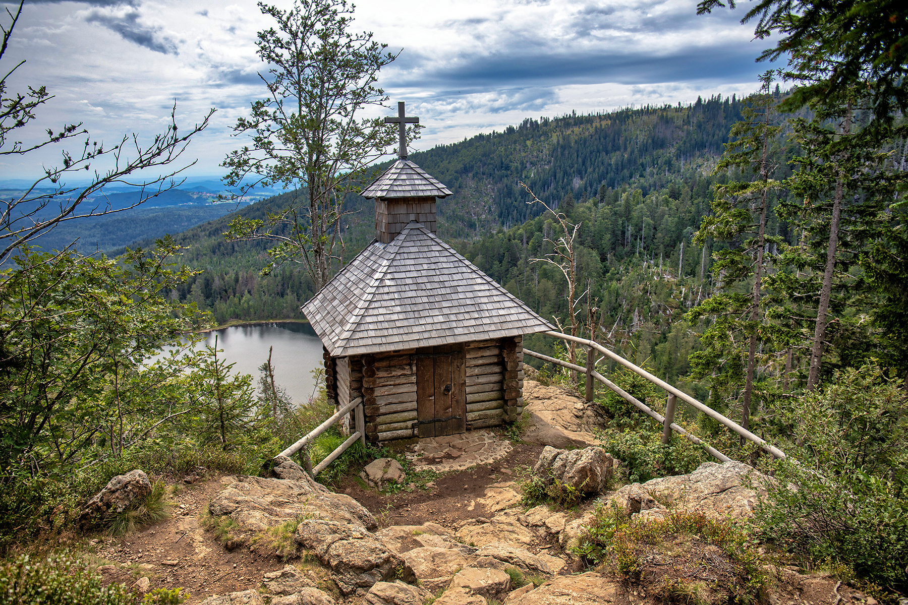 Blick von der Rachelkappelle zum See
